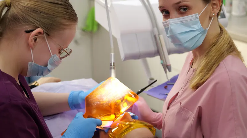 Braki w uzębieniu? Implanty jako najtrwalsze rozwiązanie po utracie zęba