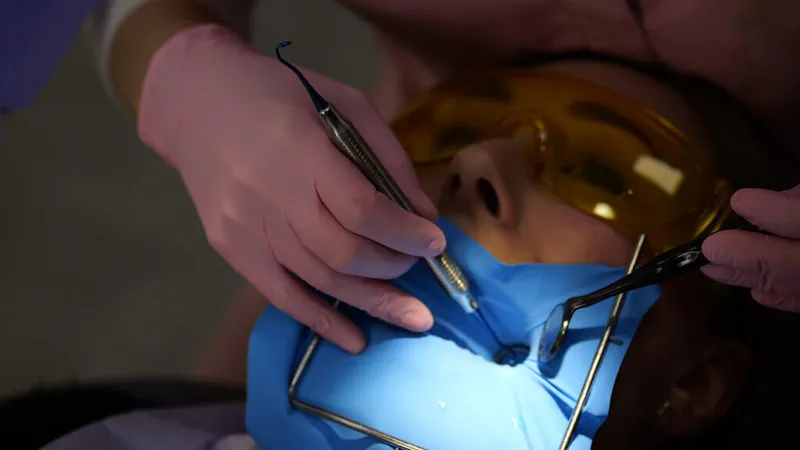 Ratować ząb czy zastąpić nowym? Nowoczesna endodoncja pod mikroskopem a implanty