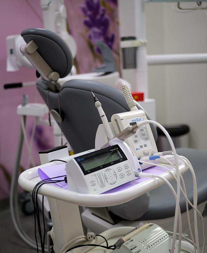 Wnętrze gabinetu ortodontycznego ORTO-DENTIST w Wieliczce — nowoczesny unit stomatologiczny i sprzęt diagnostyczny